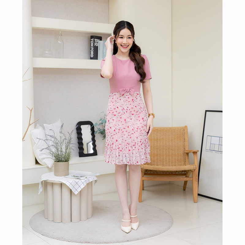 kudapy เดรสสั้นสีชมพู/สีครีม/สีกรม ทำงานช่วงล่างเป็นงานลูกไม้ฉลุ อัดพลีตสวยมากน้า ส่วนบนเป็นผ้าเรียบมินิเกิลมากก สีน่ารัก สุภาพ