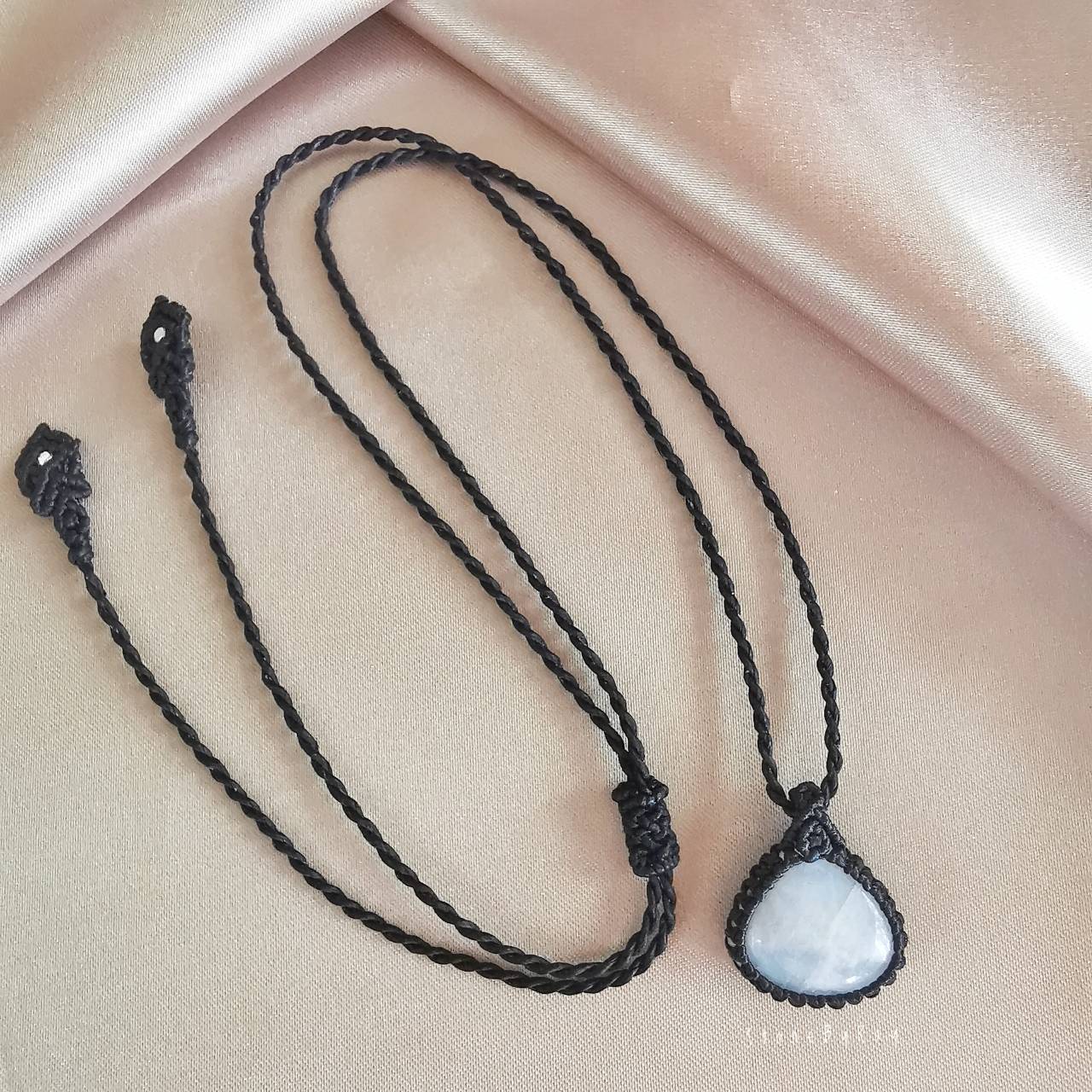 สร้อยคอเชือกถักจี้หินเรนโบว์มูนสโตน Rainbow Moonstone