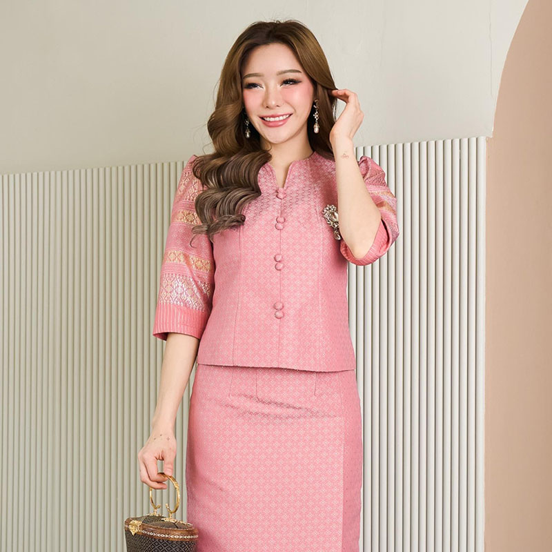 kudapy เซ็ทกวินตราสีโอรส ผ้าไหมกวินตาทอลายสอดดิ้นทองอัดกาวทั้งชุด หวานให้ลุคผู้ดี ดูสง่า เสริมออร่าให้ผู้สวมใส่ได้เป็นอย่างดี