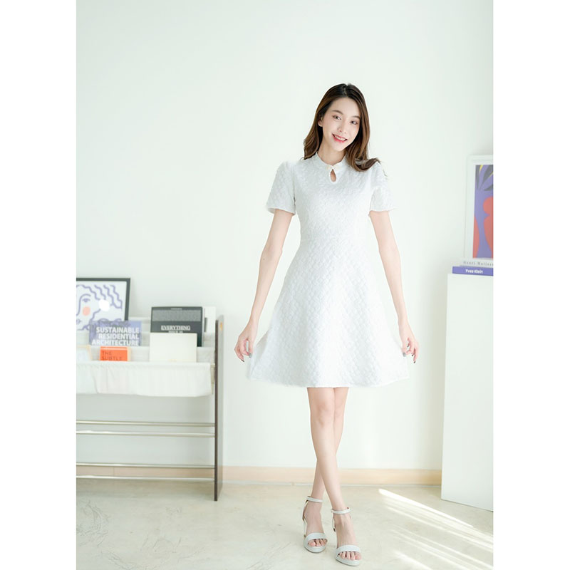 kudapy เดรสสั้นสีขาว/สีน้ำตาล ผ้าทอลายนูนแขนตุ๊กตา