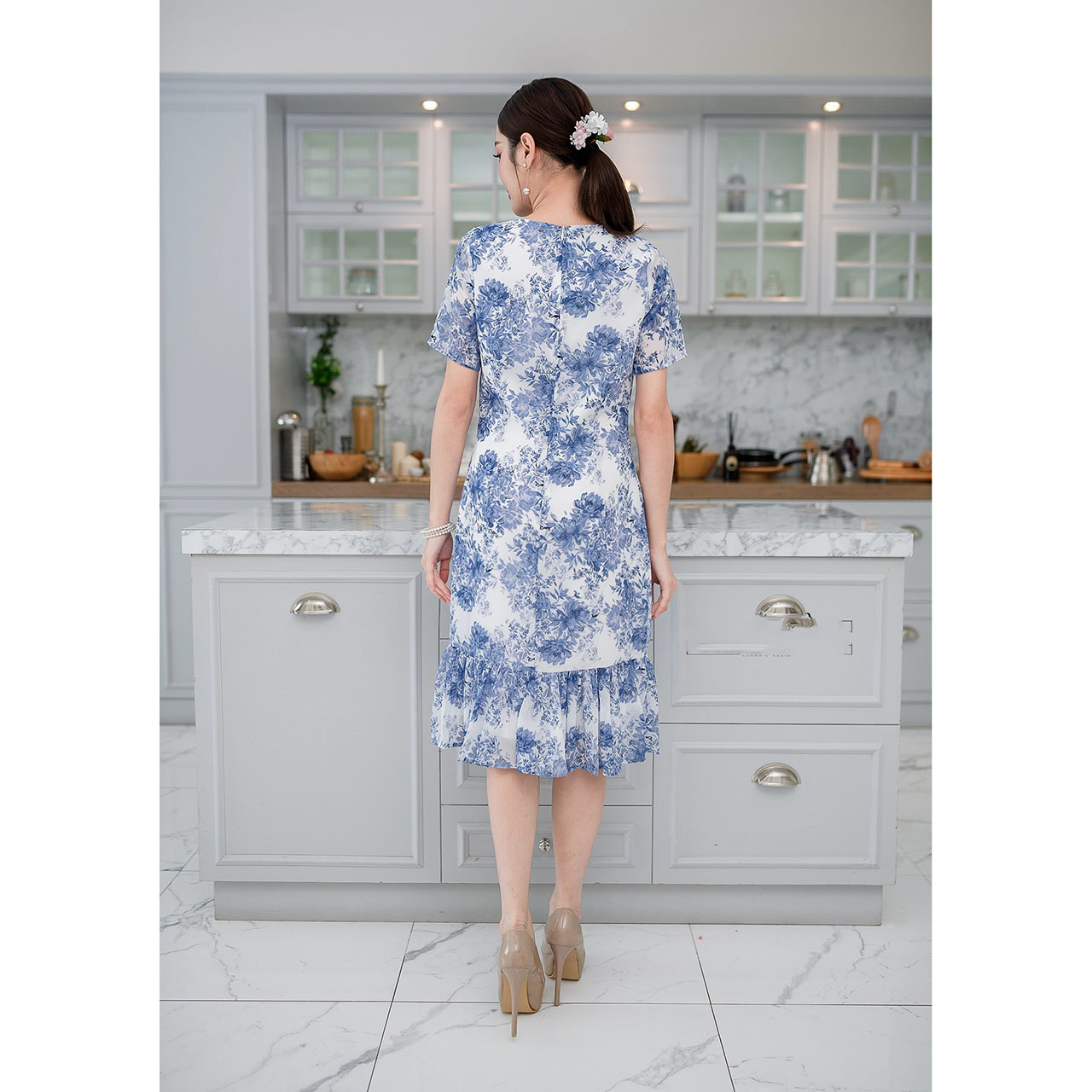 kudapy เดรสสั้นสีขาว/สีกรม ผ้าชีฟองผ้าใส่สบายพิมพ์ลายดอกไม้ ทรงแขนสัั้นชายกระโปรงระบาย