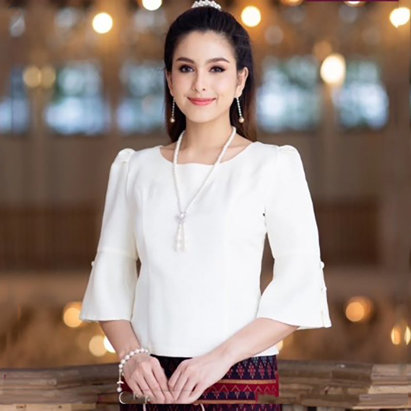 kudapy (ฉพาะเสื้อ) เสื้อผ้าไหม คอกลม สีขาว สีส้ม สีม่วงเข้ม สีม่วงอ่อน สีฟ้า แต่งกระดุมปลายแขน เอวปล่อย ทรงสวยหรู ซิปหลัง สวมใส่สบาย ชุดไทยประยุกต์