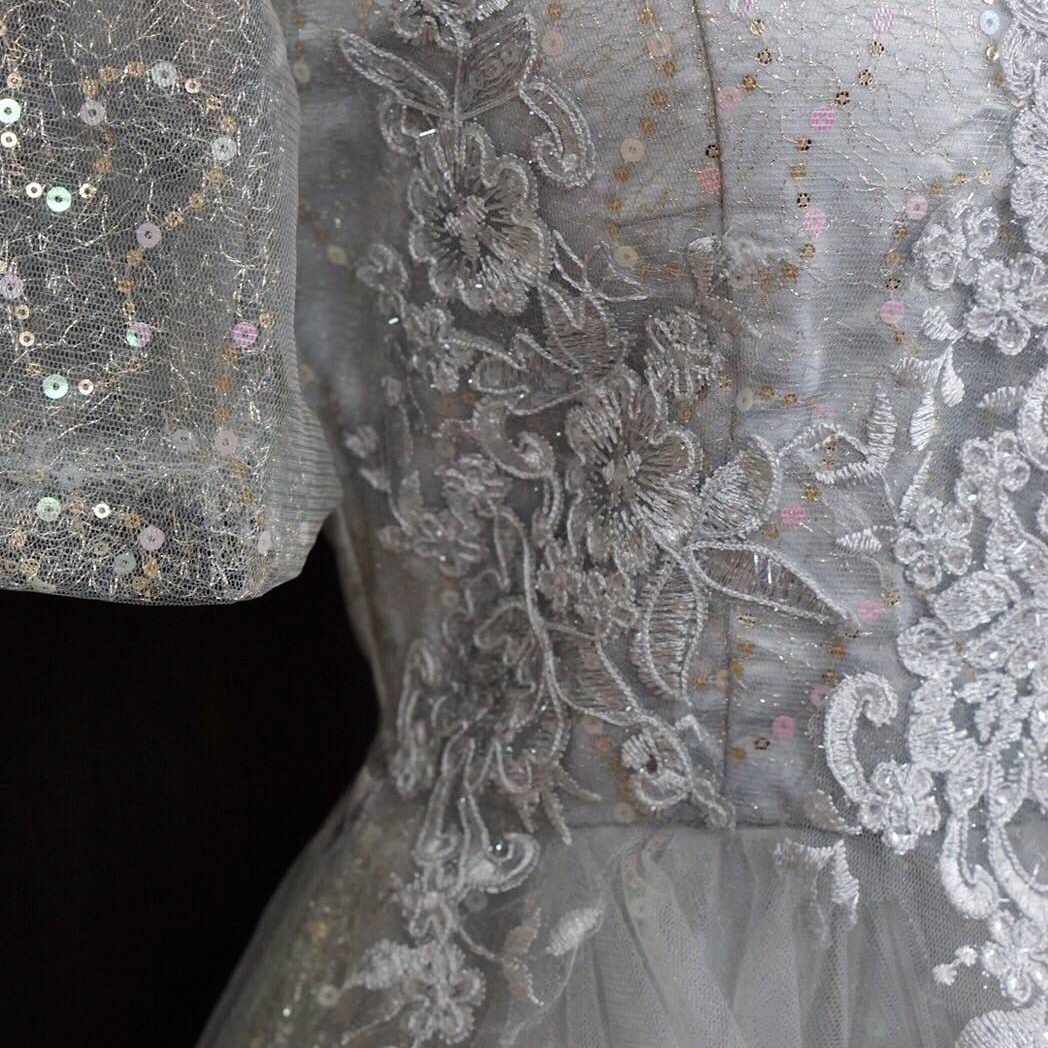 kudapy ชุดเดรสออกงานกระโปรงระบายหลายชั้น คอแต่งประดับมุก อกลูกไม้ปักดอก 3D