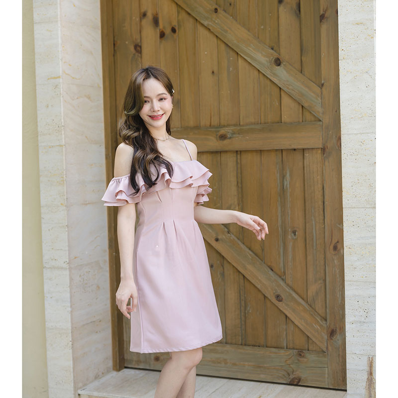 kudapy เดรสสั้นสีครีม/สีกรม/สีชมพู/สีโอวัลติน ช่วงบนเป็นทรงแบบปาดไหล่ อกเย็บเป็นระบายเลเยอร์