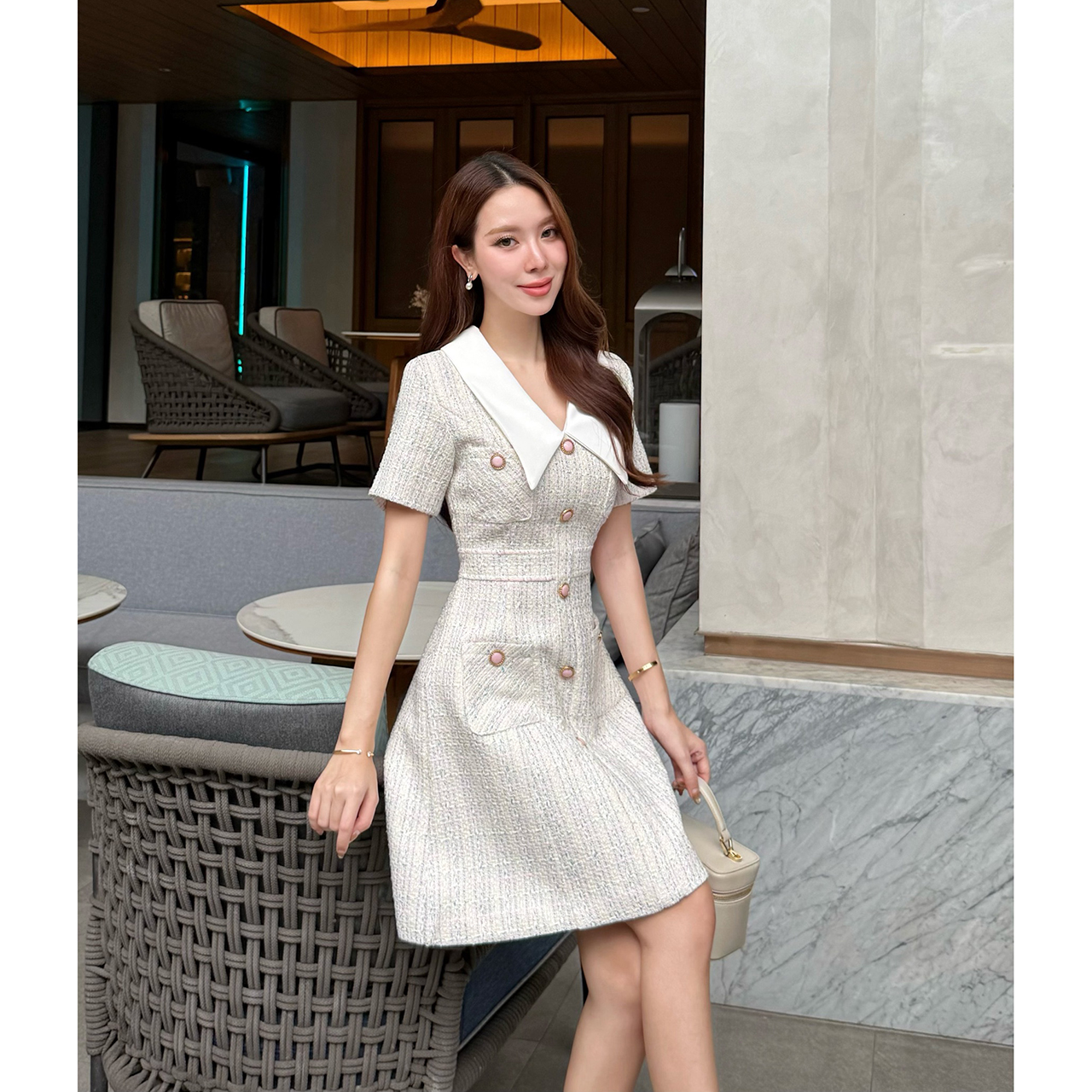 kudapy เดรสผ้าทวีดดีไซน์พรีเมียม คอปกซาตินสีขาวทรงสวย ช่วยปรับช่วงหน้า-คอให้ดูเรียว แต่งคอปกผ้าซาติน