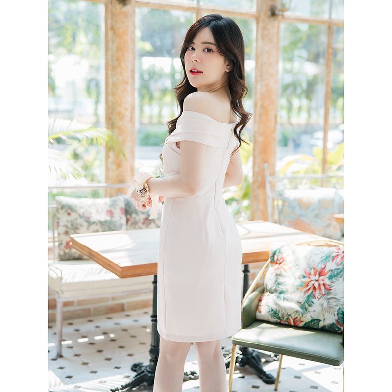 kudapy เดรสั้นสีครีม ช่วงบนเป็นทรงแบบปาดไหล่ อกเย็บซ้อน2ทบไขว้อก งานคัตติ้งสวย ต่อด้วยกระโปรงทรงสอบ