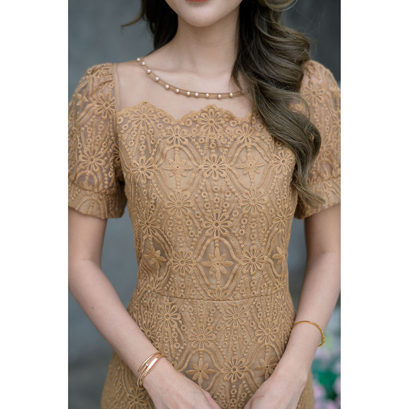 kudapy เดรสสั้นสีชมพู/สีน้ำตาล ลายลูกไม้ เล่นเชิงผ้าช่วงอกเป็นเคิฟ+ผ้าโปร่งซีทรู งานสวยดีเทลน่ารัก มีตกแต่งมุกรอบคอเพิ่มความหวานไปอีก แขนทรงตุ๊กตาน่ารักมาก