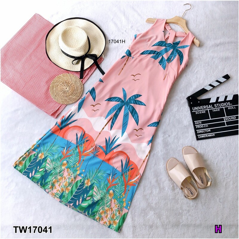 kudapy Maxi dress คอวีลายต้นมะพร้าวสุดชิคสีเขียว/สีขาว ดีเทลตัดต่อช่วงใต้อก สายไขว้ด้านหลัง ผ่าด้านข้าง 1 ข้าง