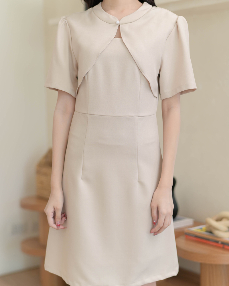 kudapy เดรสทรงเอแขนสั้น ดีไซน์เย็บติดเสื้อคลุม คอกระดุมมุก รูดไหล่แขนพองน่ารัก