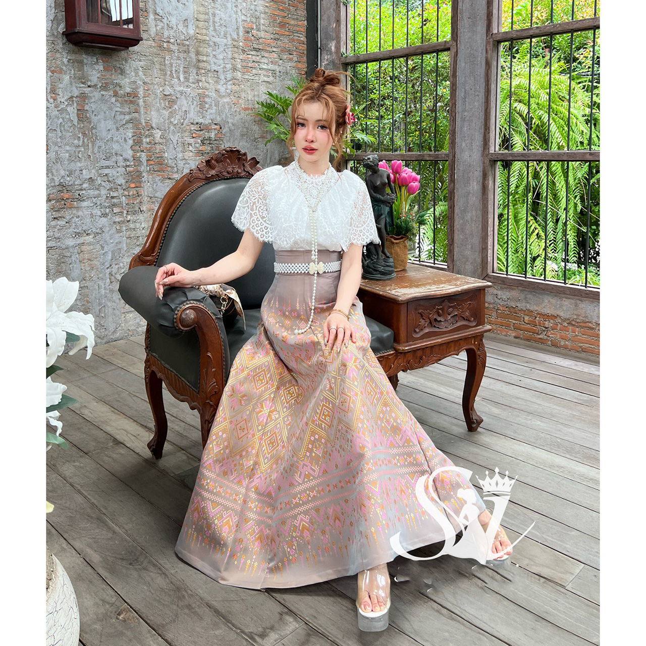 kudapy ชุดเซ็ท เสื้อลูกไม้นิ่ม แต่งระบายคลุมไหล่ งานอัดกาว กระโปรงทรงสวิง 7 ชิ้น ซิปหลัง ชายตลบผ้ากาวขึ้น เนื้อผ้าไหมแพรทิพย์