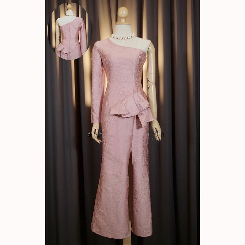 kudapy เดรสยาวสีขาว/สีชมพู/สีแดง/สีกรมท่า บ่าเดี่ยว แขนยาว(ขวา) แต่งระบายสะโพก พรางสุดๆ ซิบข้าง กระโปรงผ่าหน้าโชว์ขาเรียวๆ