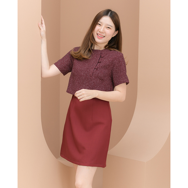 kudapy เดรสสั้นสีแดงเข้ม/สีม่วงลาเวนเดอร์ ทรงเอ ซิปหลังใส่ง่าย ตัวเสื้อผ้าชาแนล คอจีนติดกระดุมปั๊มสามารถแกะได้จริง ดีไซน์เย็บแยกชิ้นออกจากกระโปรง ดูภายนอกเหมือนใส่แยกชิ้นเก๋ๆ