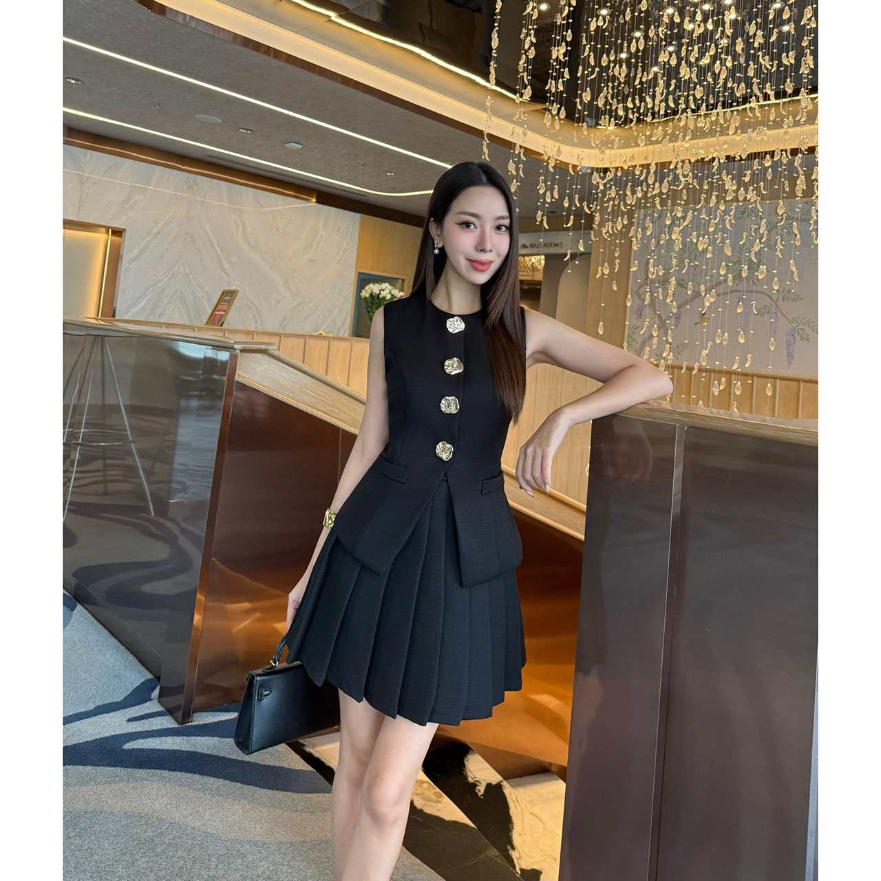 kudapy set เสื้อแขนกุด แต่งกระดุมสีทองเม็ดใหญ่ด้านหน้า(กระดุมทองเย็บติด ด้านใน มาพร้อมกับกระโปรงแต่งจีบ