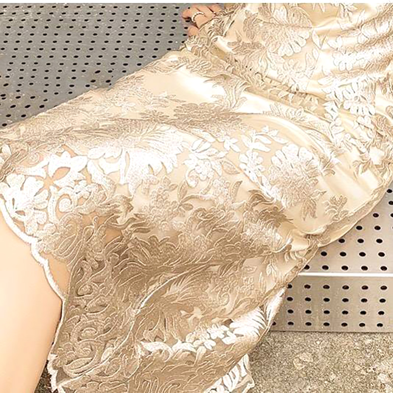 kudapy เดรสลูกไม้แขนสั้นสีทอง ใช้ผ้าเนื้อดี ปักลวดลายดอกไม้รอบตัว แขนสั้น ช่วงบนซีทรูเล็กน้อย ช่วงล่างเข้ารูปทรงสอบ