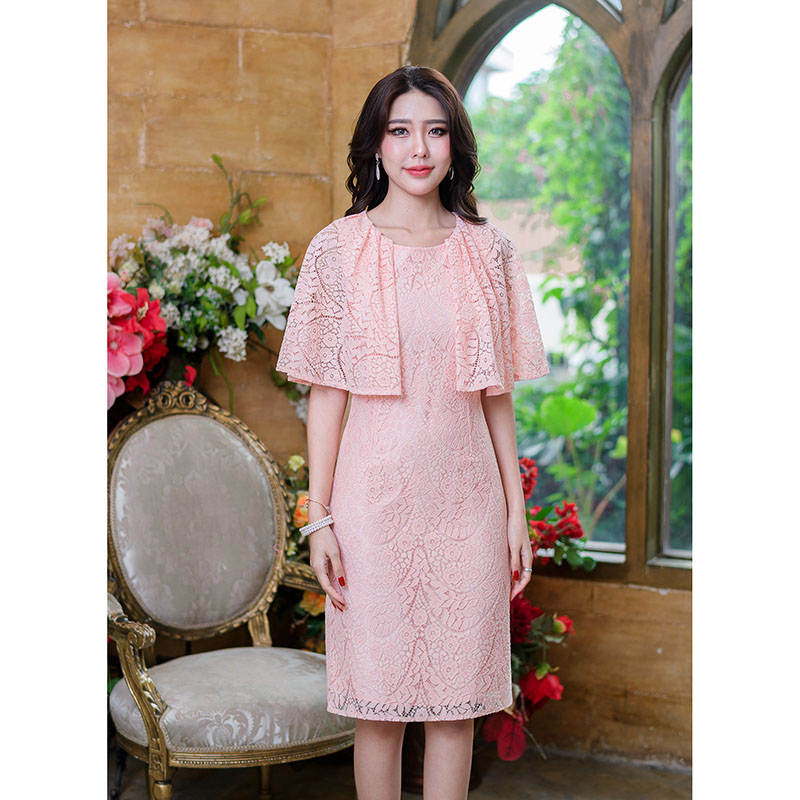 kudapy เดรสสั้นสีโอรส/สีน้ำตาลทูโทน ผ้าลูกไม้เนื้อนิ่ม ดีไซน์คลุมไหล่ยอดนิยม ด้านหน้าและด้านหลังยาวเท่ากัน สวยหรูพรางต้นแขนได้ดี มีซับในแต่งซิปด้านหลัง