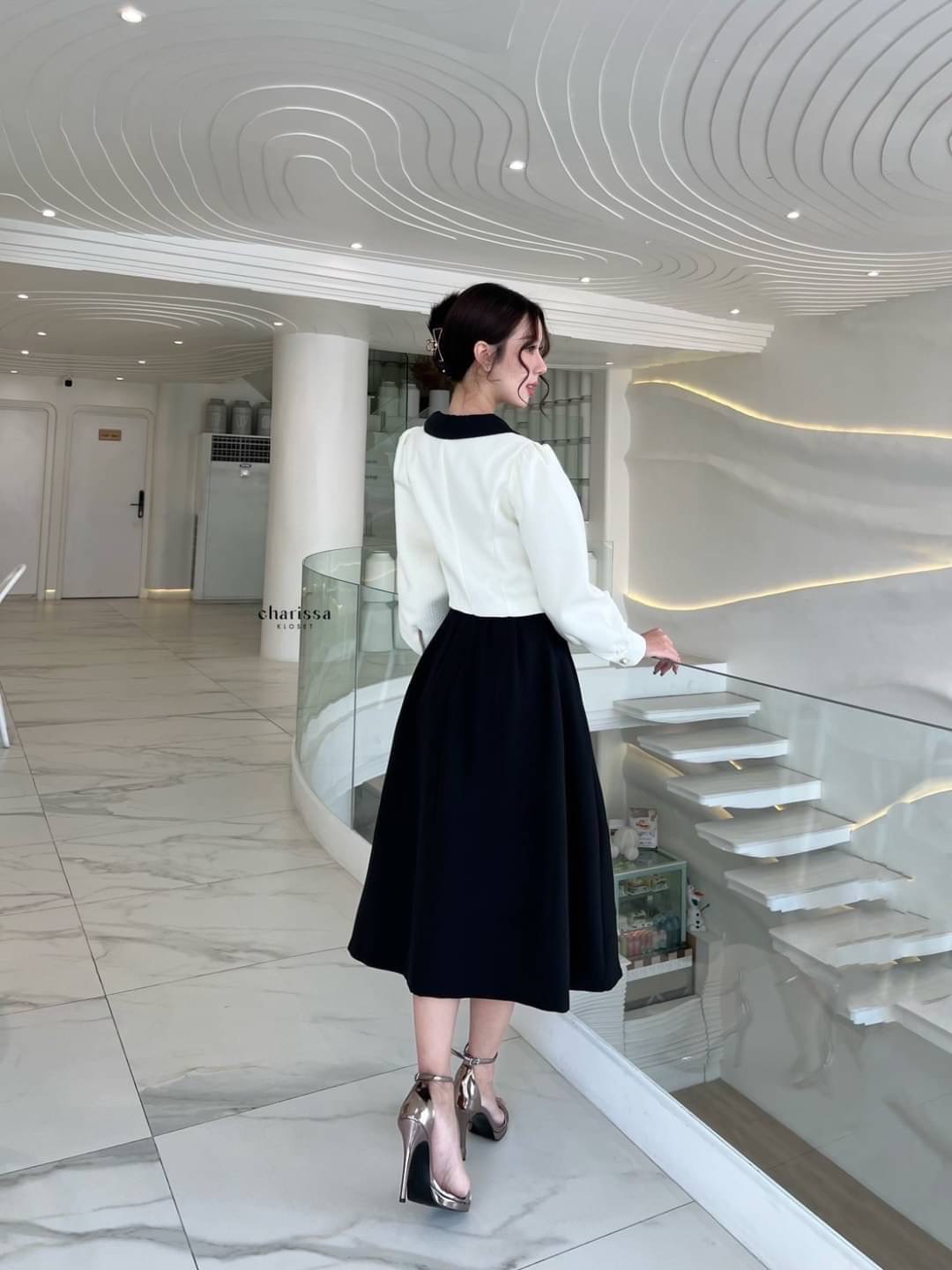 kudapy เซ็ทเสื้อครอปสีครีมแต่งปกสีดำ+กระโปรงยาวจับจีบใหญ่เอวสูงทรงเข้ารูป