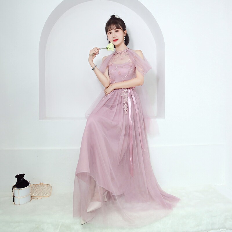 kudapy เดรสราตรียาวสีถั่วแดงกะปิ ออกงาน ซีทรูเปิดไหล่ 2 ข้างแต่งด้วยผ้าดอกไม้ เอวคาดด้วยผ้าริ้บบิ้น ด้านหลังลำตัวเป็นสม๊อก