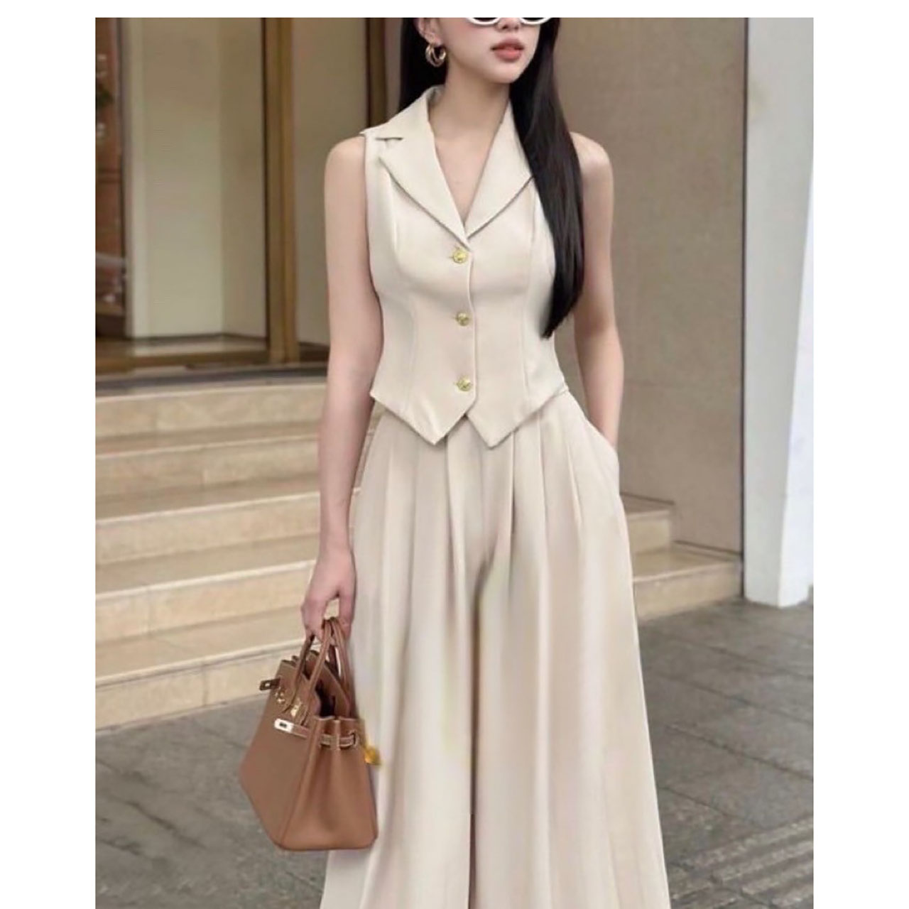 kudapy เซ็ทเสื้อแขนกุดเข้ารูปมาพร้อมกับกางเกงขายาวทรงปล่อย ตัวเสื้อแต่งกระดุมจริงสีทองปลายทรงแหลม