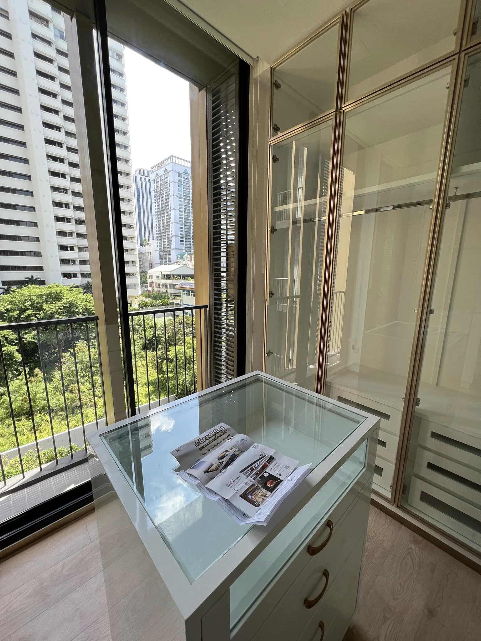 ปล่อยเช่าคอนโด โนเบิล บี 19 (Noble BE19) - 2ห้องนอน 2ห้องน้ำ 1ห้องนั่งเล่น - ใกล้ BTS อโศก MRT สุขุมวิท / Terminal 21 - ขนาดห้อง 61 ตรม. ชั้น 4