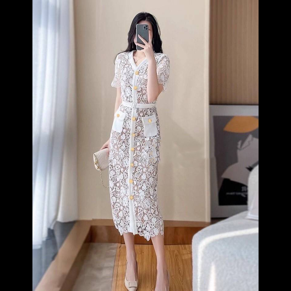 kudapy เดรสยาวกลางน่อง ผ้าลูกไม้ยาวทรงสอบ คอวีแต่งกระดุมทองด้านหน้า มีซิปหลัง กระเป๋าจริงทั้ง 2 ข้าง