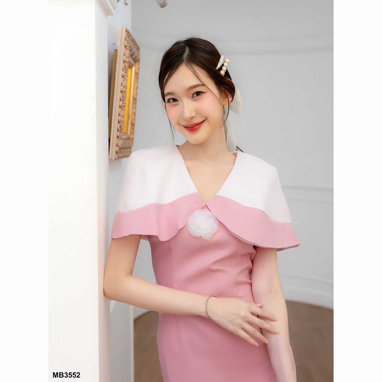 kudapy เดรสสั้นสีชมพู/สีดำ คลุมไหล่ดอกไม้ติดอก