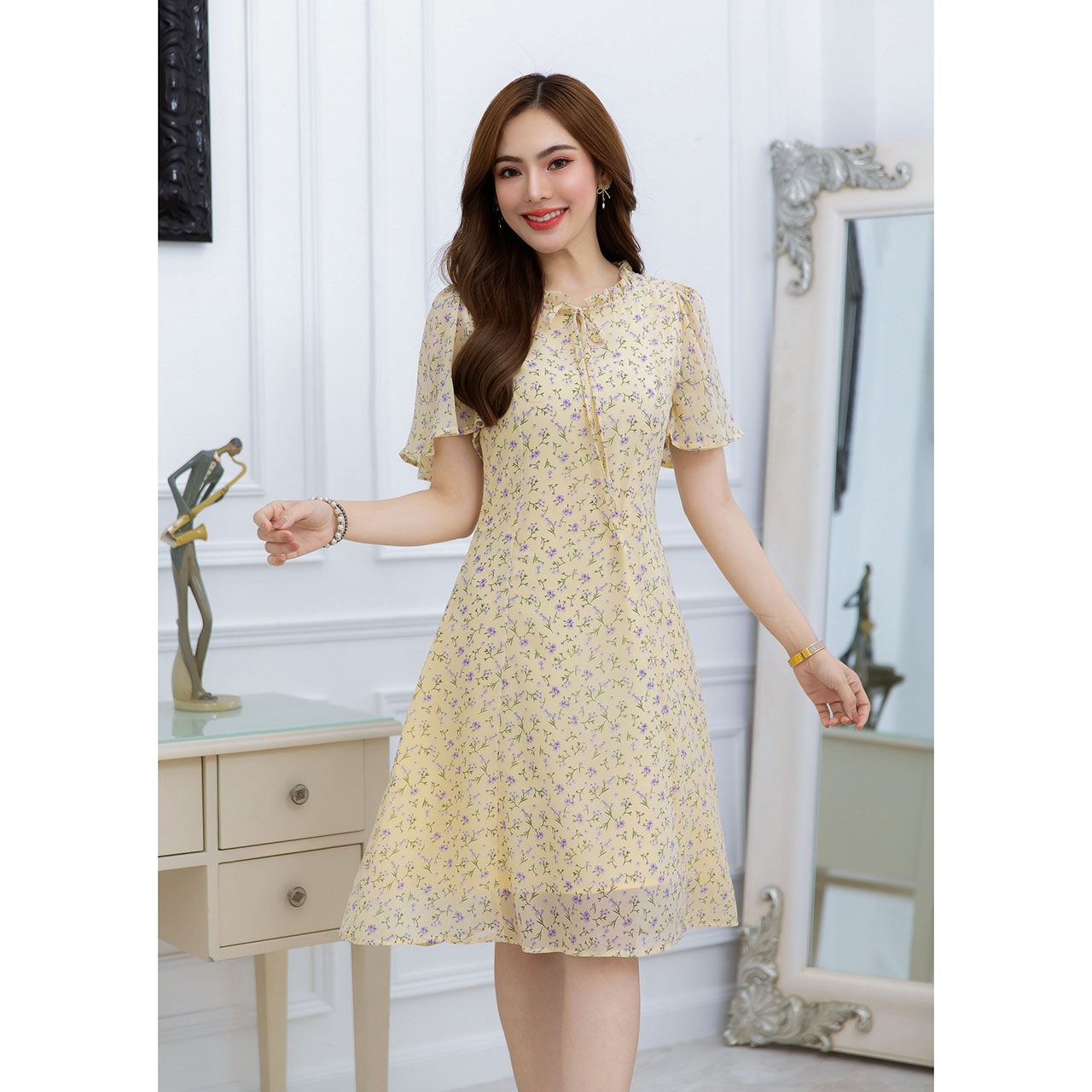 kudapy เดรสสั้นสีฟ้า/สีเหลือง ผ้าชีฟองแขนระบายสวยพริ้ว มีดีเทลคอจีบผูกโบว์ ผ้าลายดอกเล็กน่ารัก