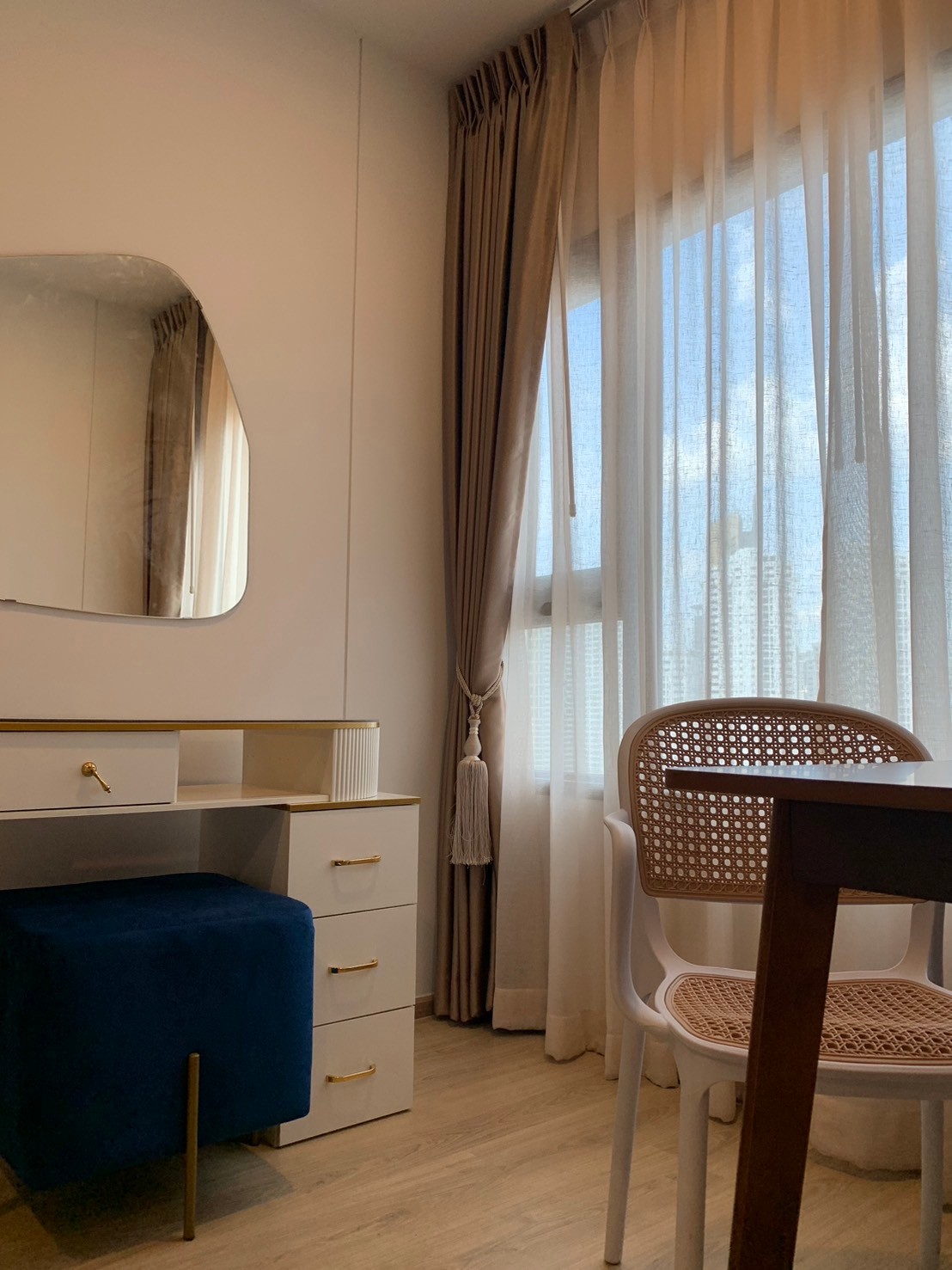 สนใจชมห้องติดต่อได้เลย Line ID: Smile-easy ปล่อยเช่าคอนโด Life Rama 4-Asoke (ไลฟ์ พระราม 4 – อโศก) - Studio 1ห้องน้ำ 1ห้องครัว - ใกล้ MRT ศูนย์สิริกิตติ์ - ขนาดห้อง 26.7 ตรม. ชั้น 21