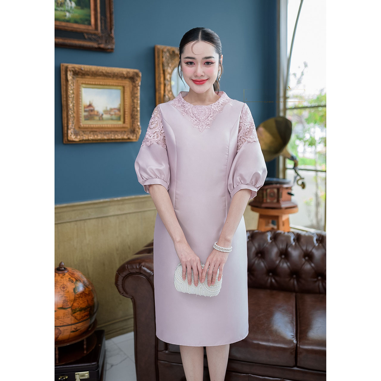 kudapy เดรสสั้นสีชมพูอ่อน/สีเหลืองทอง ผ้าไหมแขนบอลลูน ทรงแขนยอดนิยม รอบคอแต่งลูกไม้สวยหวาน ช่วงแขนด้านบนต่อผ้าลูกไม้สลับผ้าไหม