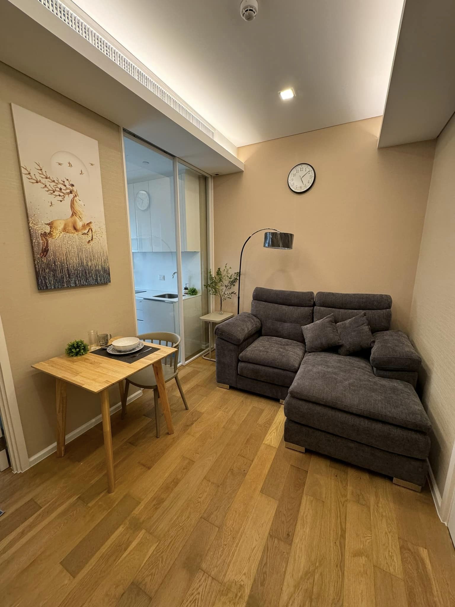 ให้เช่าคอนโด เดอะ เซนต์ เรสซิเดนซ์ (The Saint Residences) - ตกแต่งเฟอร์ครบชั้นสูงเครื่องซักผ้าพร้อมอยู่ - การเดินทาง: ใกล้ MRT พหลโยธินและห้าแยกลาดพร้าว