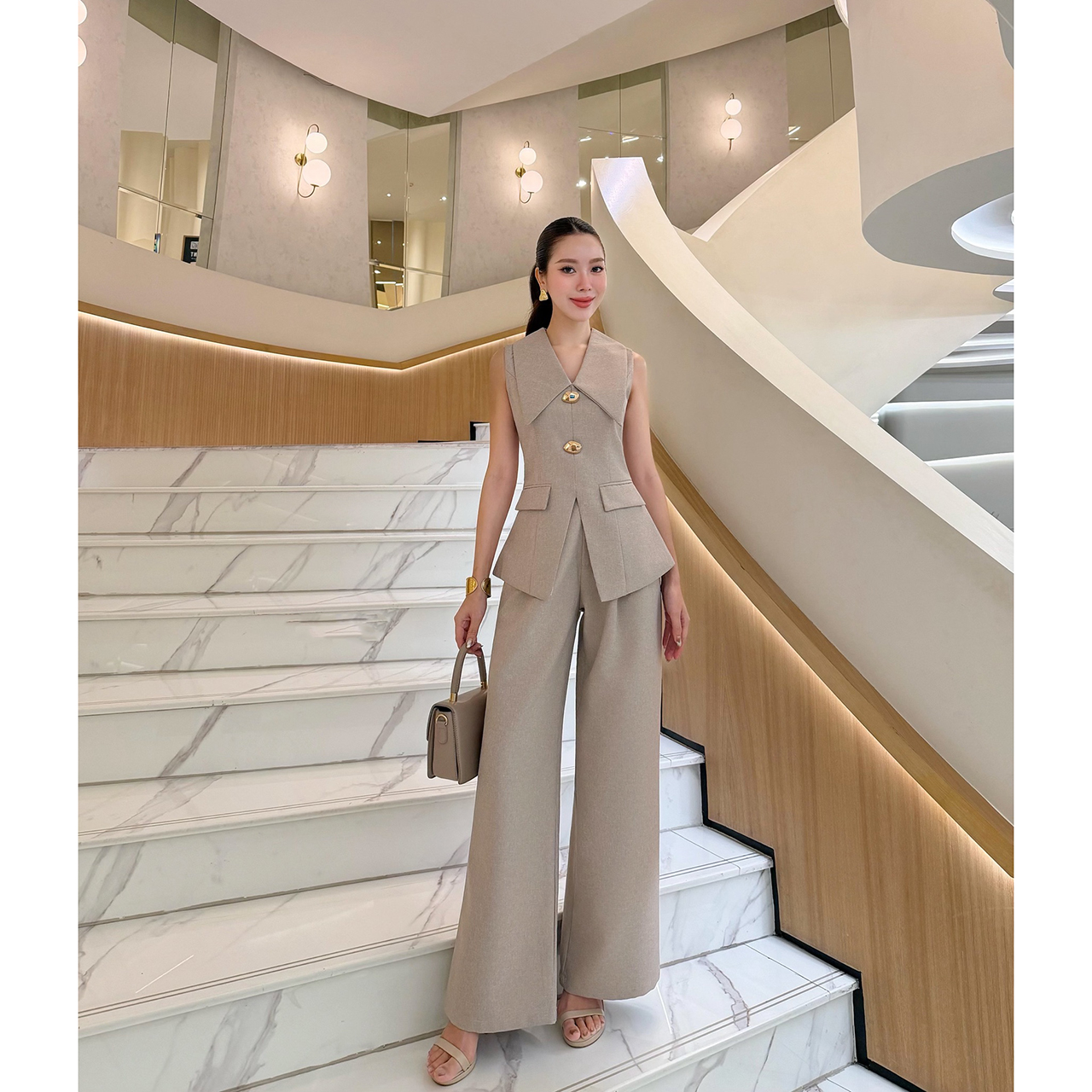 kudapy เซ็ตสุดหรูดูแพง ดีไซน์เรียบแต่แฝงความสง่างาม เหมาะสำหรับใส่ทำงาน ไดีไซน์เสื้อ ทรงเบลเซอร์แขนกุด ปกคอขนาดใหญ่เพิ่มมิต