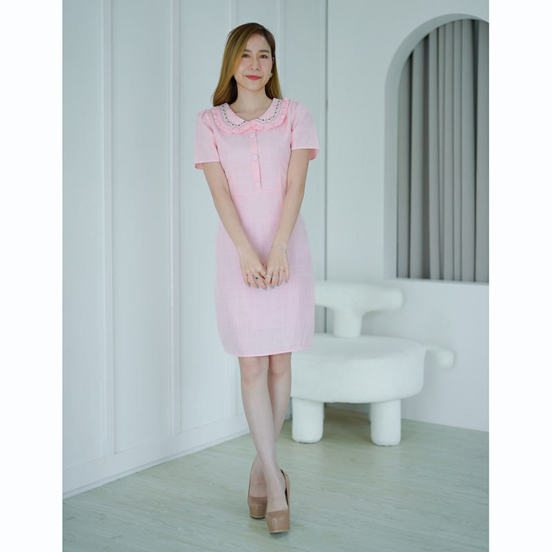 kudapy เดรสสั้นสีชมพู/สีฟ้า/สีส้ม คอปกปักดอกไม้มีกระตรงกลางอก