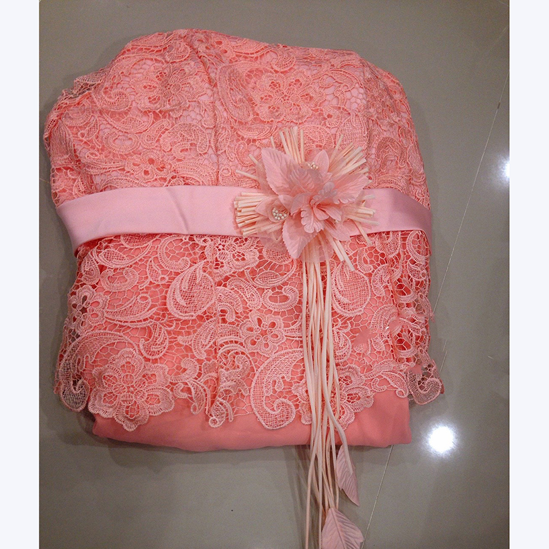 kudapy ชุดราตรียาวสีชมพูโอโรส ลูกไม้ฉลุ แต่งระบายช่วยพรางหน้าท้อง พร้อมเข็มกลัดดอกไม้ช่วงเอว