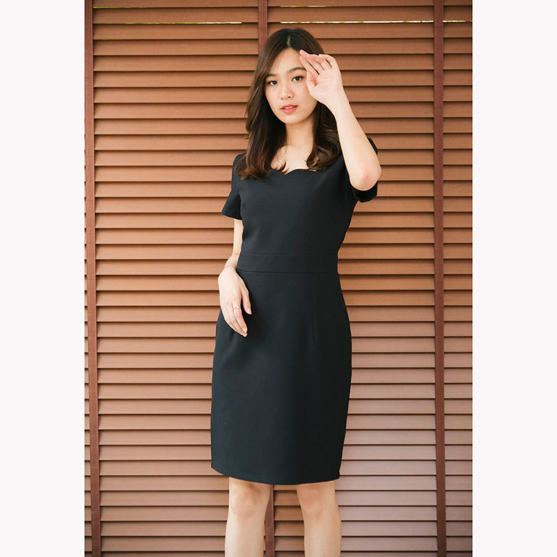 kudapy เดรสสั้นสีดำ/สีกรม คอหัวใจแขนสั้น เข้ารูปเอว ทรงสวยเป๊ะมาก เนื้อผ้าหนามีน้ำหนัก ซับในทั้งตัว