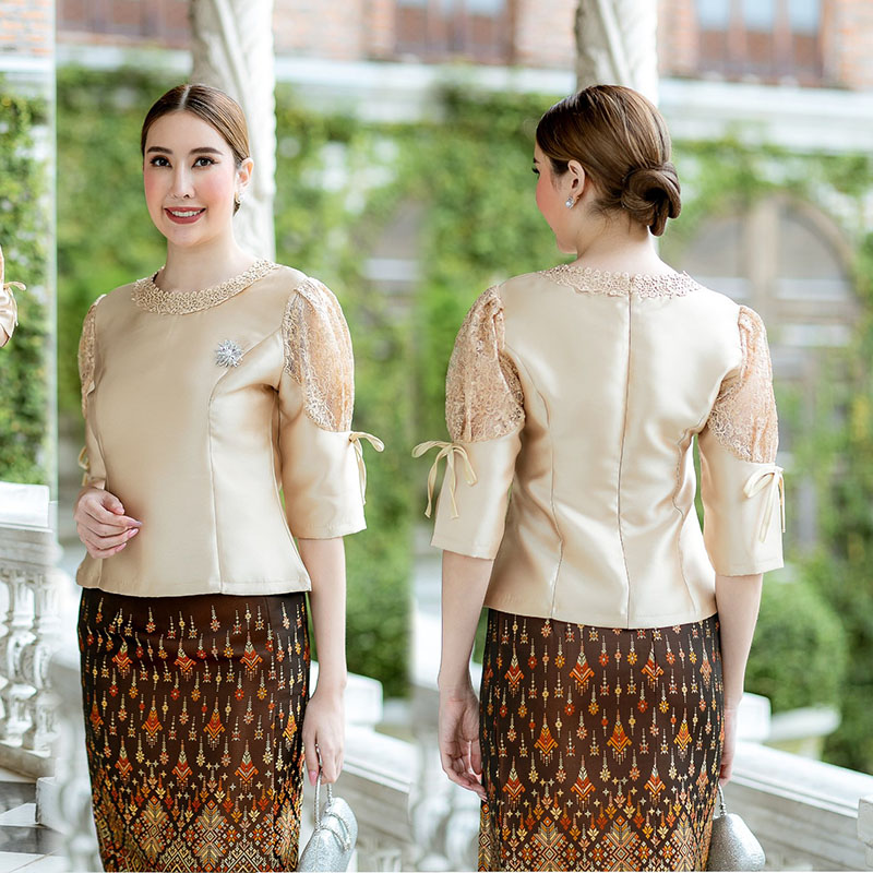 kudapy ชุดเซ็ทเสื้อ+ผ้าถุงสีม่วง/สีน้ำตาลทอง ตัวเสื้อใช้ผ้าเนื้อดี ช่วงแขนตัดแต่งลูกไม้ ตัวเสื้อมาพร้อมซับในเนื้อดีในตัว มีซิปหลัง