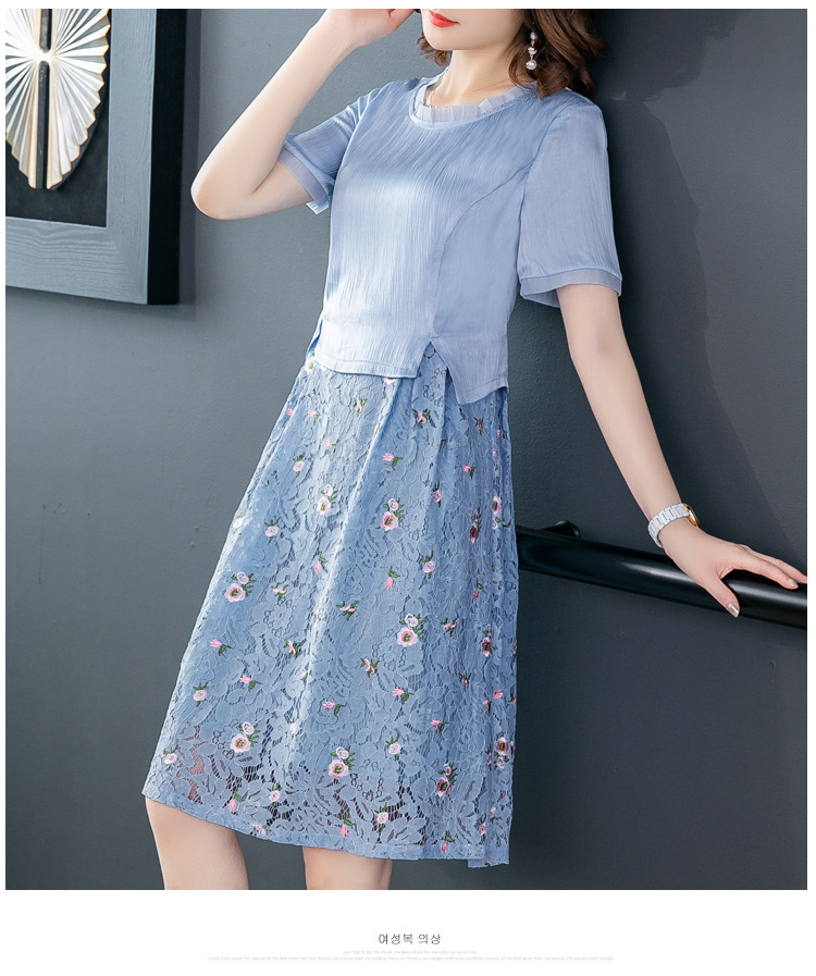 ชุดเดรสสั้นสีฟ้า เย็บต่อกับกระโปรงผ้าลูกไม้สีฟ้า ปักลายดอกไม้เล็กๆๆ L