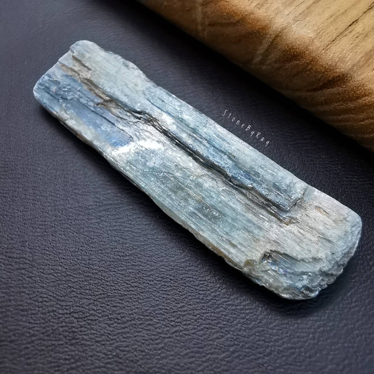 หินไคยาไนท์ผลึกก้อนธรรมชาติ (Kyanite)