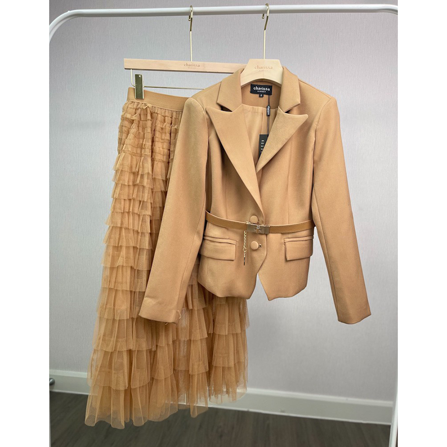 kudapy set Blazer+Skirt +เข็มขัด สีน้ำตาล, ดำ, ชมพู, กรม เสื้อสูทกระเป๋าจริง มีฟองน้ำเสริมไหล่บางๆ ทรงสวย มีซับในทั้งตัว แขนแต่งกระดุมเม็ดเล็ก เพื่อให้ดูดี มาพร้อมกับกระโปรงทูทู่