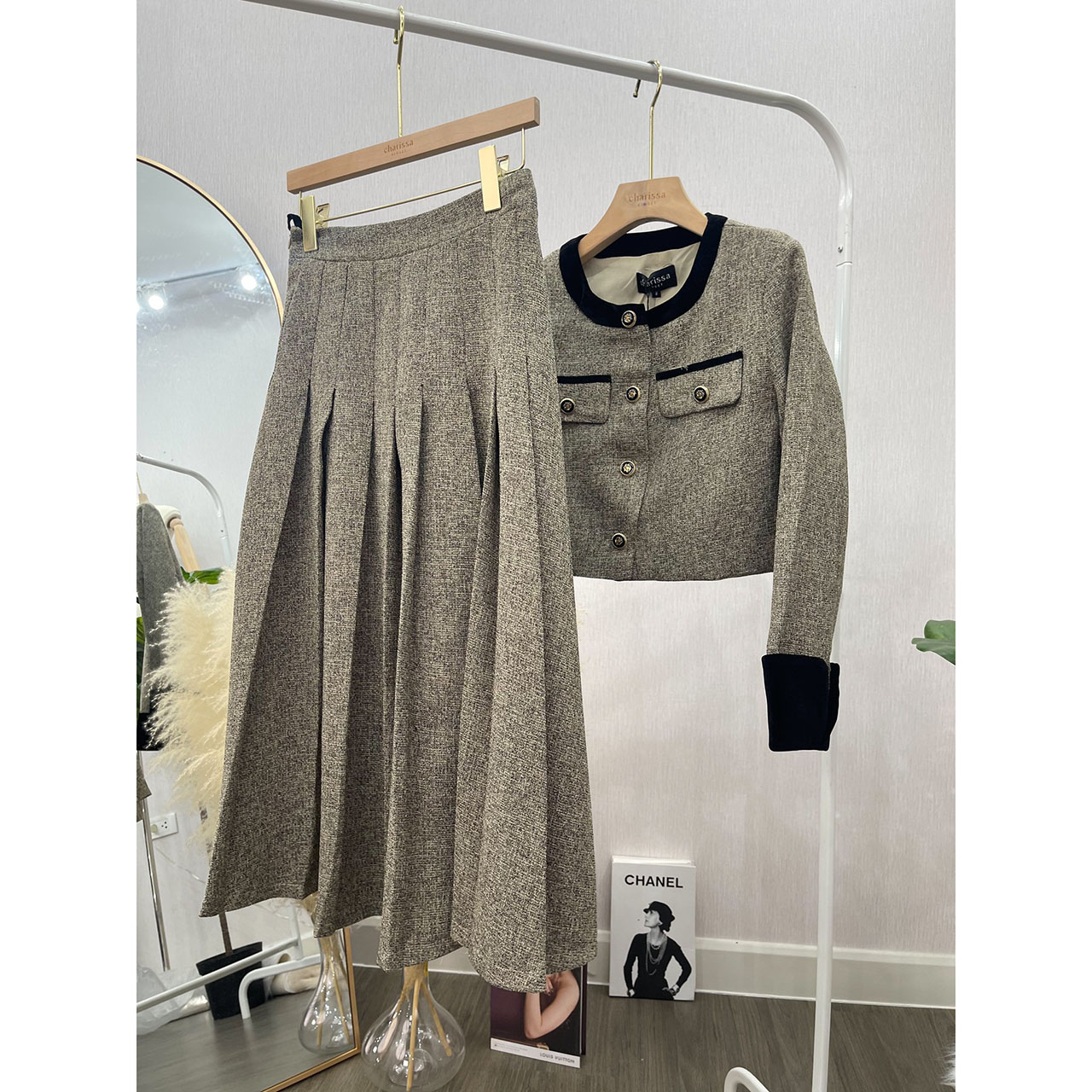 kudapy เซ็ทผ้าพรีเมี่ยม สื้อกับกระโปรงเราใช้ผ้าเดียวกันทั้งชุด เนื้อผ้ามีน้ำหนัก ทิ้งตัวดี ยับยาก เสื้อกระดุมจริง กระโปรงซิปเอวสูงไม่สม้อค มีซับในอย่างดี