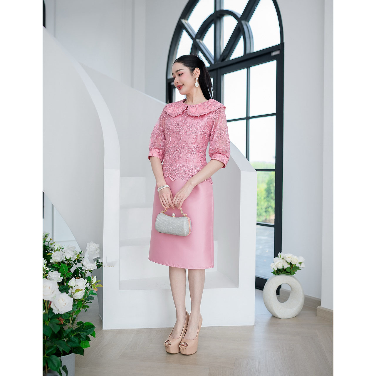 kudapy เดรสสั้นสีชมพู/สีฟ้า ผ้าไหม เสื้อลูกไม้เข้ากับเดรสสวยลงตัว ผ้าลูกไม้ใยบวบ ดีไซน์คอบัว จั้มปลายแขนเสื้อ เดรสผ้าไหมให้ลุคหวานลุคน่ารัก