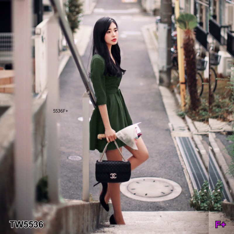 kudapy เดสรคอปกผูกโบว์ เดรสคอปก แขนยาว 5 ส่วน สีพื้นเรียบ เนื้อผ้าซาร่า มีเชือกผูกโบว์ที่เอว ชายกระโปรงผ่าหน้าเย็บติดกัน