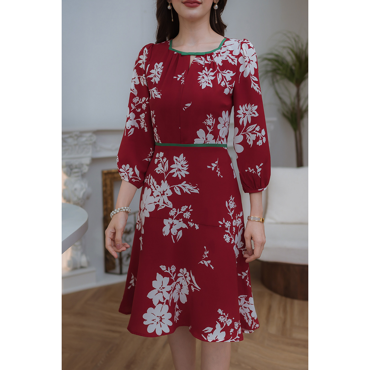 kudapy เดรสสั้นสีแดง/สีฟ้า ลายดอก มีดีเทลตัดสีด้วยขอบเอวและขอบคอ ระบายหางปลา