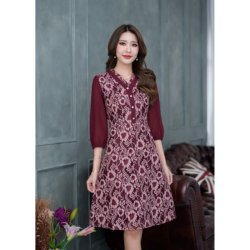 kudapy เดรสสั้นสีชมพู/สีแดงเลือดหมู ลูกไม้เนื้อนิ่ม ตัวเดรสเป็นกระโปรงทรงเอ ต่อเอว ช่วงตัวเสื้อแต่งกระดุมด้านหน้า แขนต่อด้วยผ้าชิฟฟ่อนจั้มแขน