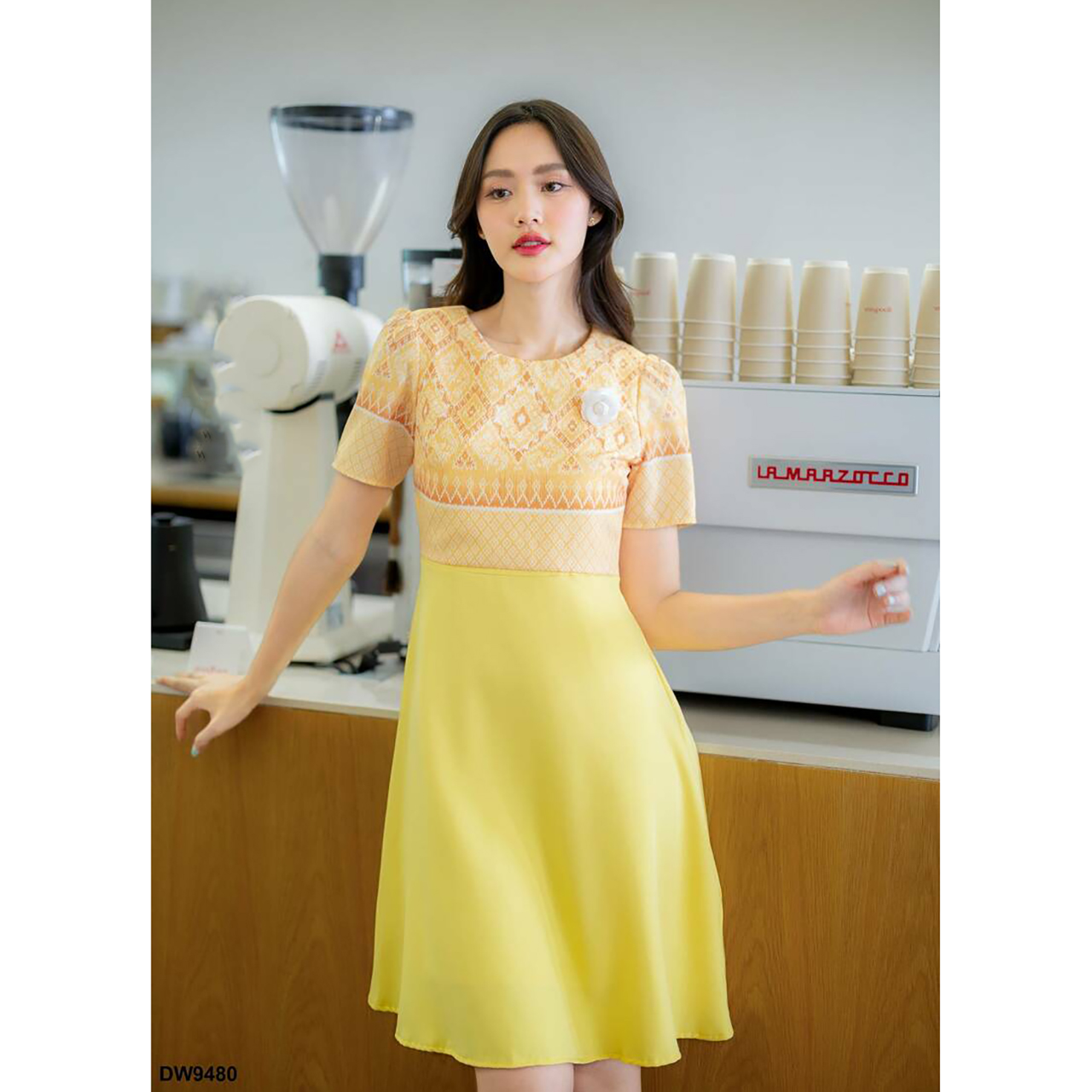 kudapy เดรสสั้นสีกรม/สีชมพู/สีเหลืออง ลายไทยกระโปรงทรงบาน