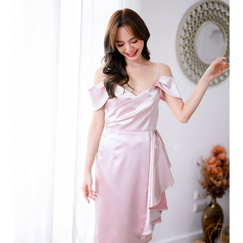 kudapy เดรสสั้นสีชมพูกลีบบัว/สีกรม/สีทองอมชมพู ช่วงอกเป็นอกป้าย จับจีบเดรป เซ็กซี่เล็กๆ แขนเป็นสายเดี่ยวมีผ้าปิดต้นแขน ช่วยพรางต้นแขนได้