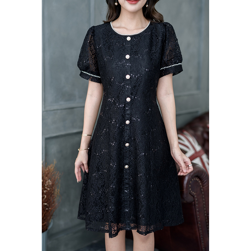 kudapy เดรสสั้นสีชมพู/สีดำ ลูกไม้ แขนสั้นตุ๊กตาค่ะ รอบคอและรอบแขนตกแต่งด้วยมุกหวานมาก ด้านหน้าตัวเดรสแต่งกระดุมมุกเพื่อความสวยงาม