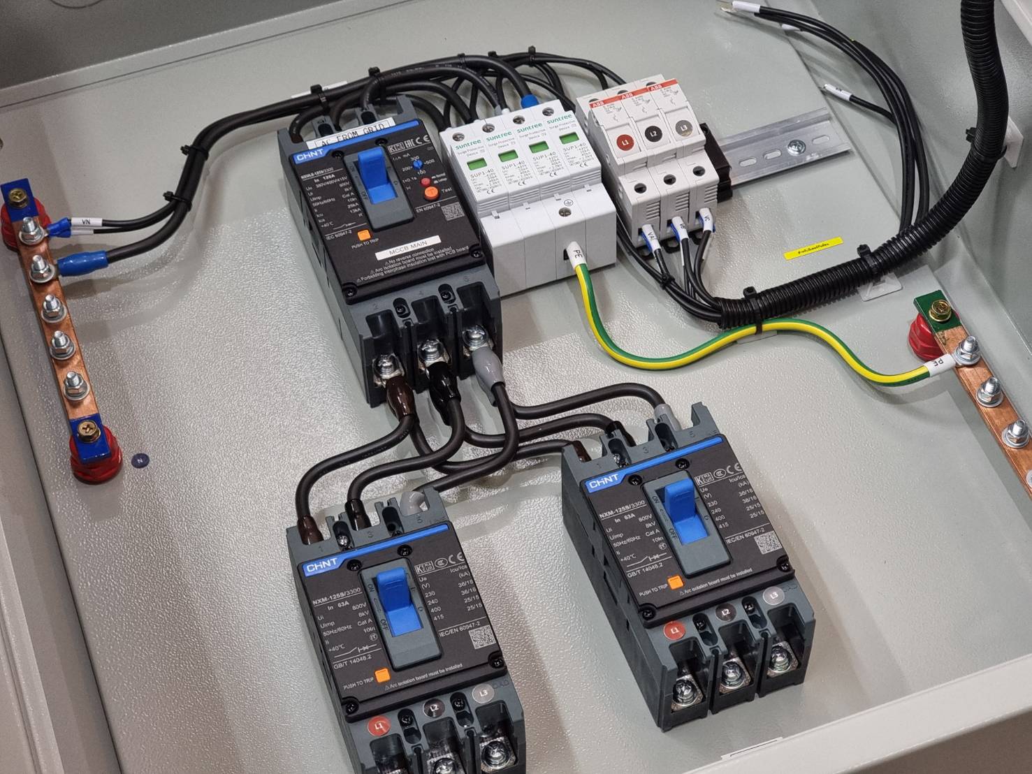 ตู้คอมบายเนอร์ เบรคเกอร์ เอซี (AC) สำหรับระบบโซล่าเซลล์ 2วงจร เข้า2ออก1 (อินเวอร์เตอร์ 2ตัว) AC Switch Box (CB Box) 2Inverter 2 IN 1 OUT