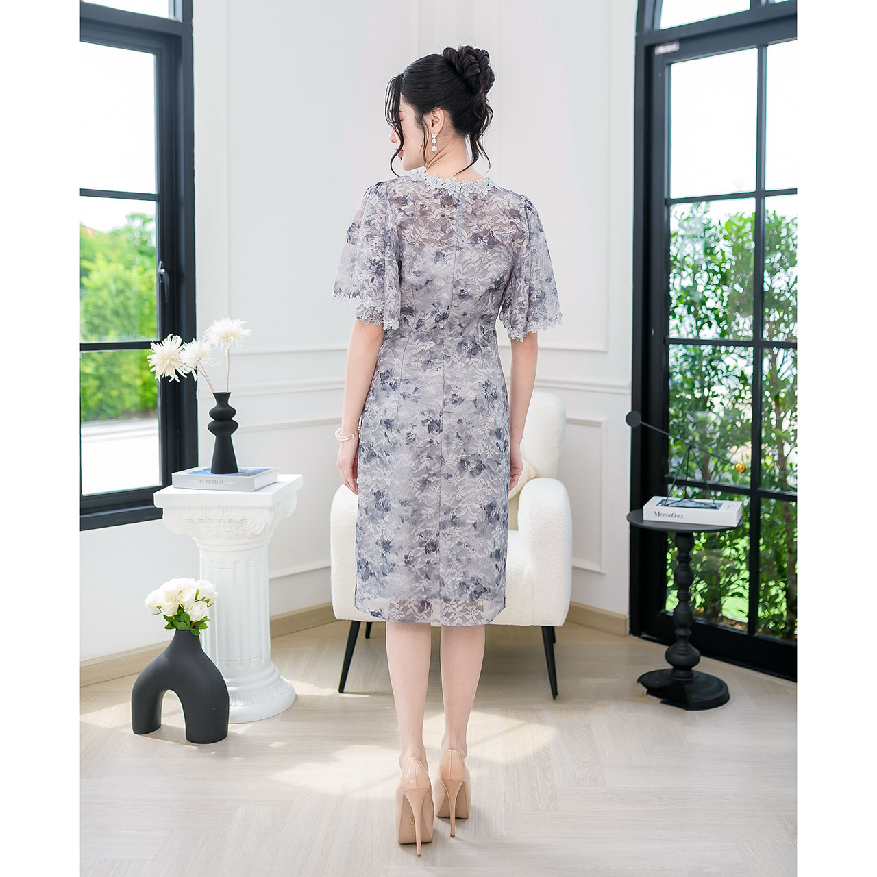 kudapy เดรสผ้าลูกไม้รุ่นนี้ผ้างานจริงจะสวยกว่าในรูปมากๆนะคะ เป็นงานผ้าลูกไม้เนื้อนิ่มทอผสมดิ้นทองอ่อนตามลายดอกไม้