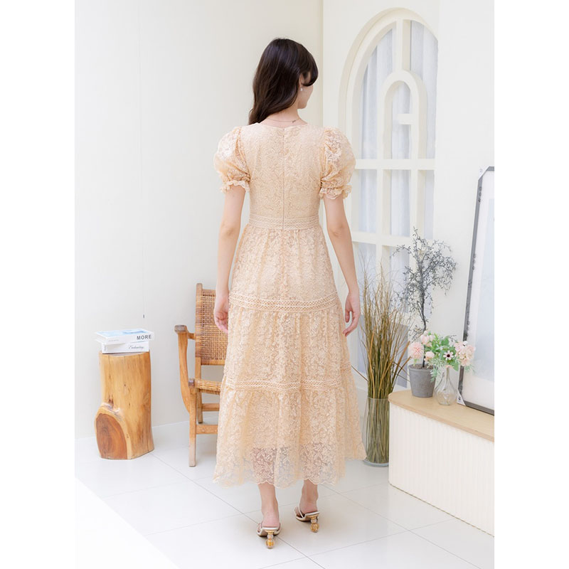 kudapy เดรสยาวสีชมพู/สีครีม ผ้าปักลายดอก คอกลม ปลายกระโปรงระบาย เป็นงานซิปหลัง