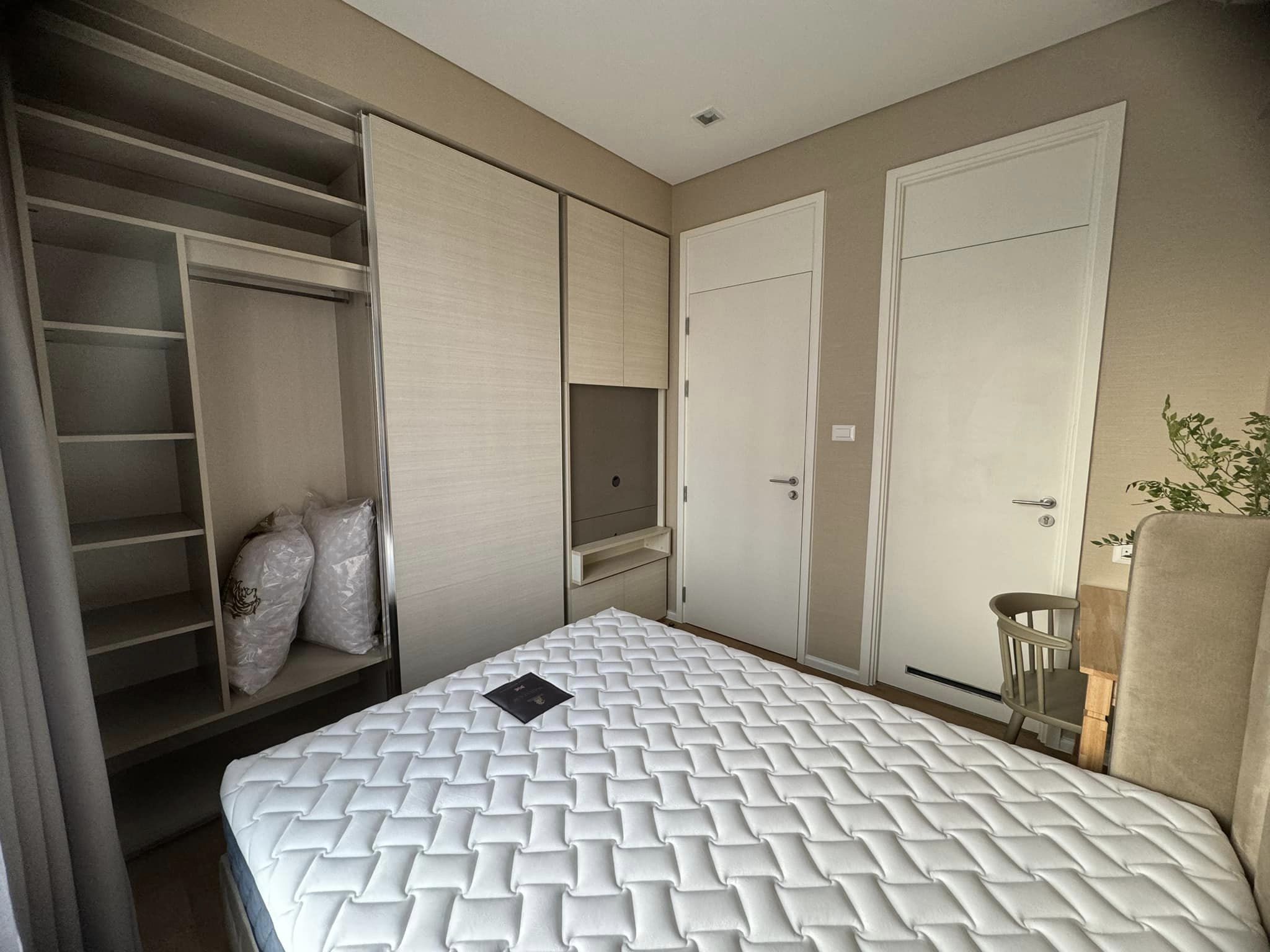 ให้เช่าคอนโด เดอะ เซนต์ เรสซิเดนซ์ (The Saint Residences) - ตกแต่งเฟอร์ครบชั้นสูงเครื่องซักผ้าพร้อมอยู่ - การเดินทาง: ใกล้ MRT พหลโยธินและห้าแยกลาดพร้าว