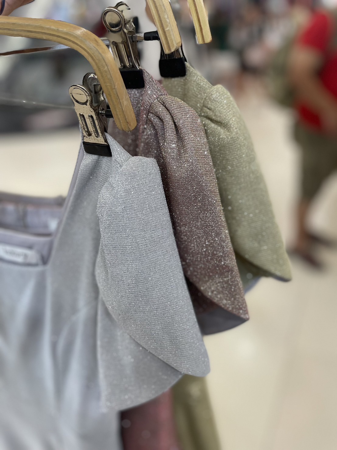 kudapy เดรสยาวสีชมพู/สีทอง/สีเงิน ออกงานคอเหลี่ยม ดีเทลแขนสั้น ทรงซ้อนกลีบดอกไม้ ทรงสวยเรียบหรู